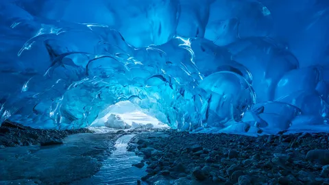 冰，由内而外透出光芒