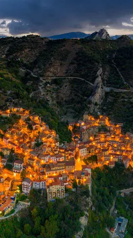 山峦间的光辉之城