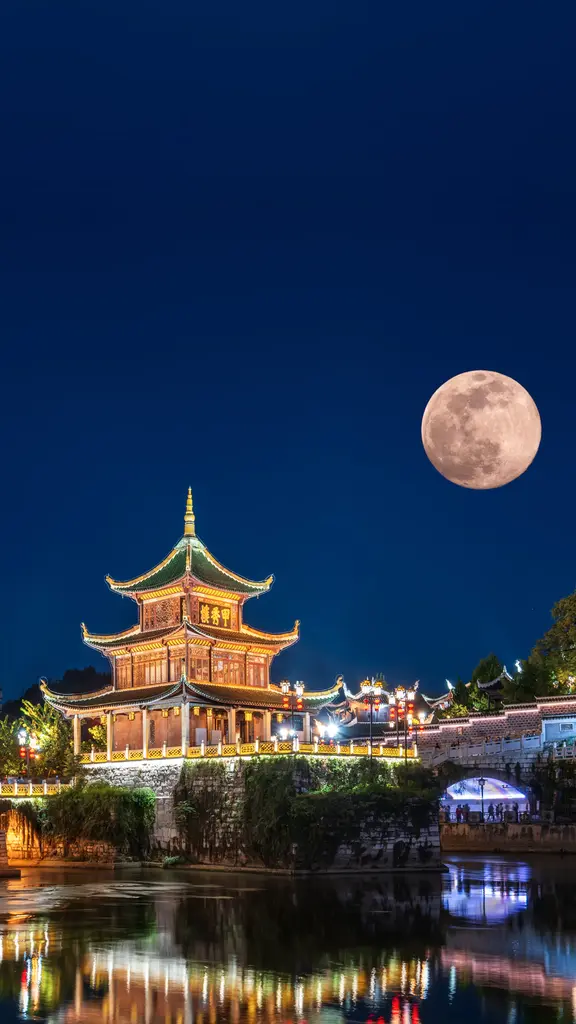 Sotto lo sguardo della luna piena