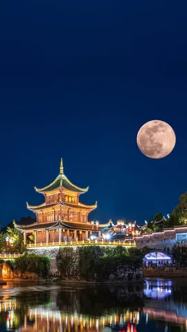 Sotto lo sguardo della luna piena