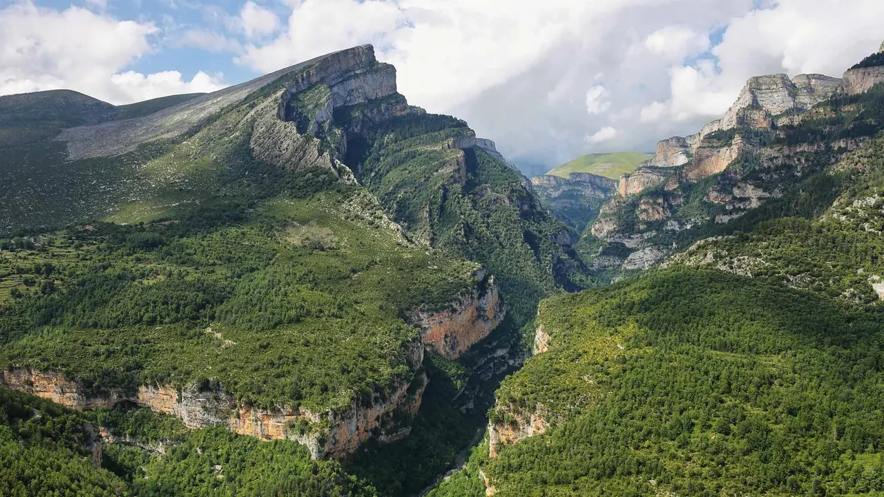 Un labyrinthique de roche, de for&ecirc;t et d&rsquo;eau