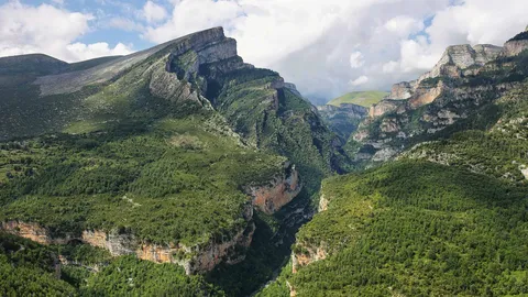 Un labyrinthique de roche, de for&ecirc;t et d&rsquo;eau