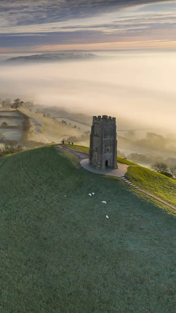 薄雾中的格拉斯顿伯里托尔，英格兰萨默塞特郡