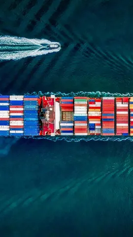 加利福尼亚州的一艘集装箱船，美国