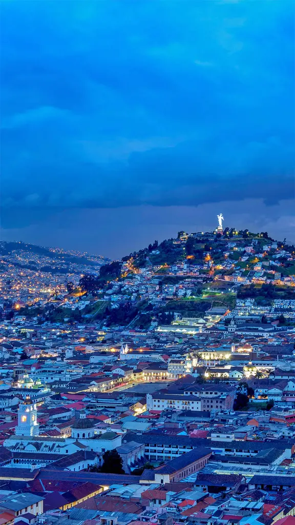 暮色中的面包山和老城区，厄瓜多尔基多
