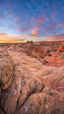 朱色の断崖絶壁