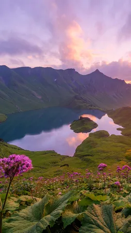 阿尔高阿尔卑斯山脉的Schrecksee湖，德国巴伐利亚